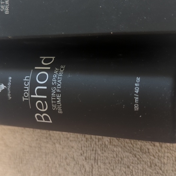 Younique setting spray - Picture 2 of 2